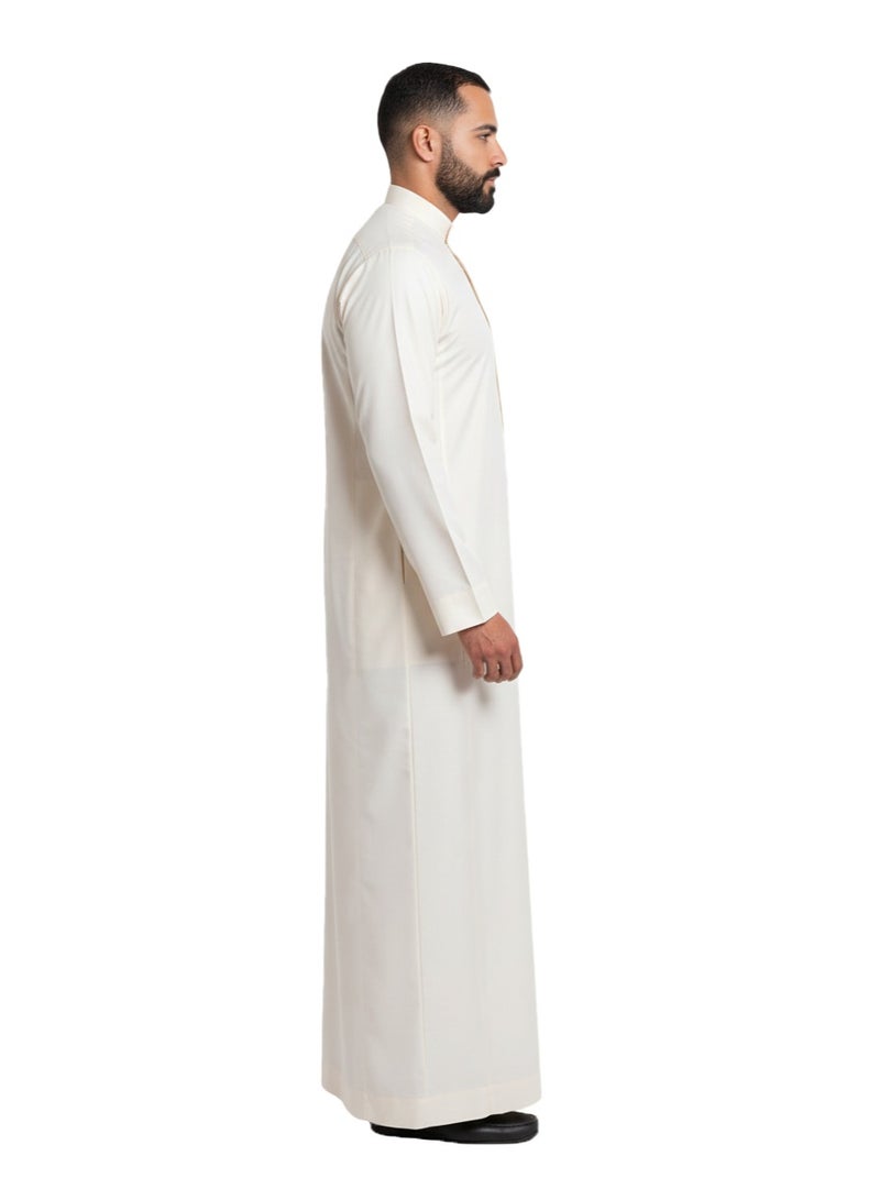 راحمة كوليكشنز ثوب رجالي سعودي أصيل من رحمة - كندورة/جبة كلاسيكية مصنوعة يدويًا من قماش ياباني فاخر، بياقة صلبة، وفتحة أمامية، وجيب على الصدر، مصنوع من خامة خفيفة الوزن تسمح بمرور الهواء ولطيفة على البشرة، لتوفير راحة فائقة. - Image 2